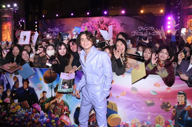 Chalamet sonrió con un grupo de fans japoneses en el estreno.