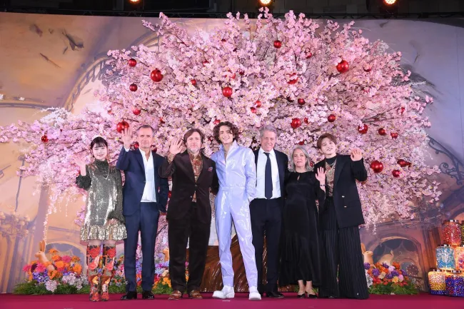 La estrella de “Wonka” posó con algunos de sus compañeros de reparto, incluido Hugh Grant, en la alfombra roja.