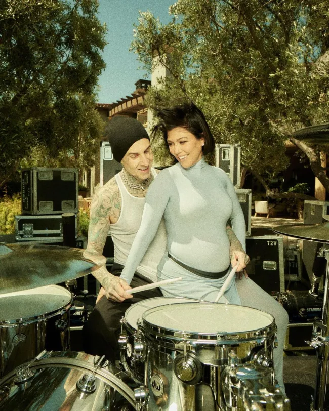 Travis Barker respondió a las críticas por su forma de tocar la batería en la sala de partos.