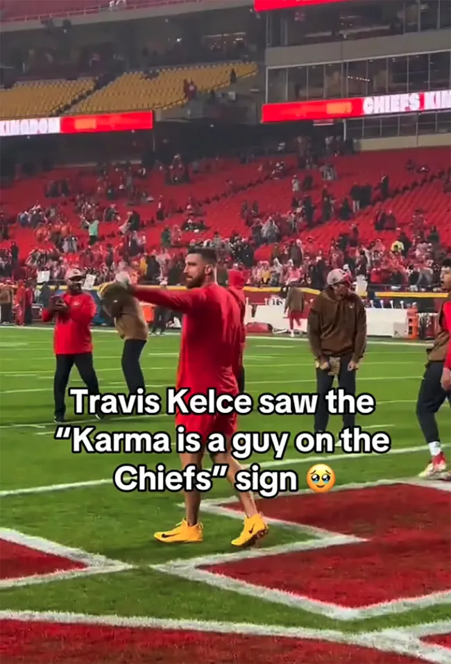 Travis Kelce reaccionó a un cartel inspirado en Taylor Swift en su partido de la NFL el lunes por la noche.