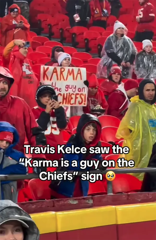 El ala cerrada de los Kansas City Chiefs sonrió mientras saludaba al aficionado.
