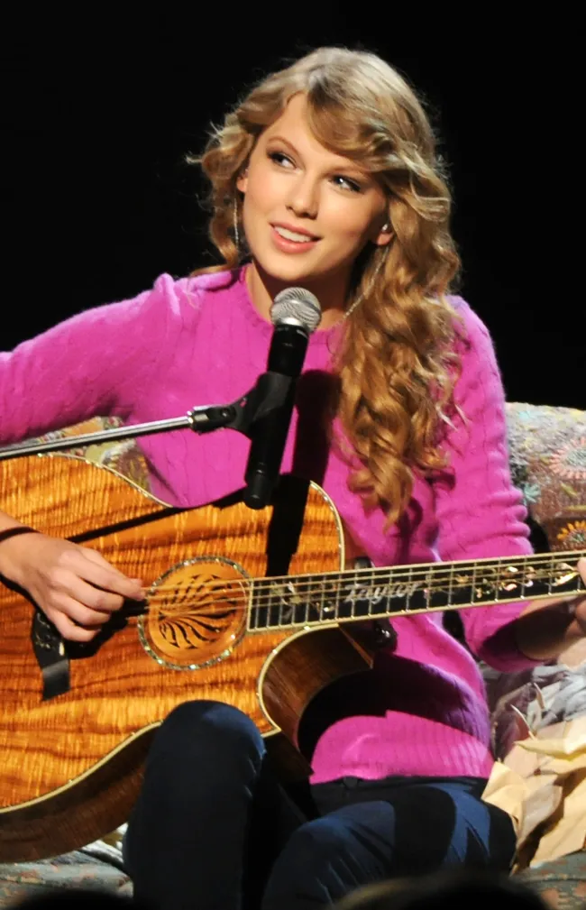 Taylor Swift se presenta en la 45ª edición anual de los premios CMA en el Bridgestone Arena el 9 de noviembre de 2011 en Nashville, Tennessee.