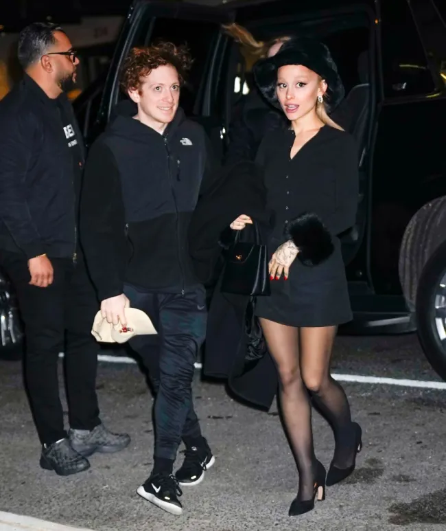 Ariana Grande y su novio Ethan Slater en Nueva York