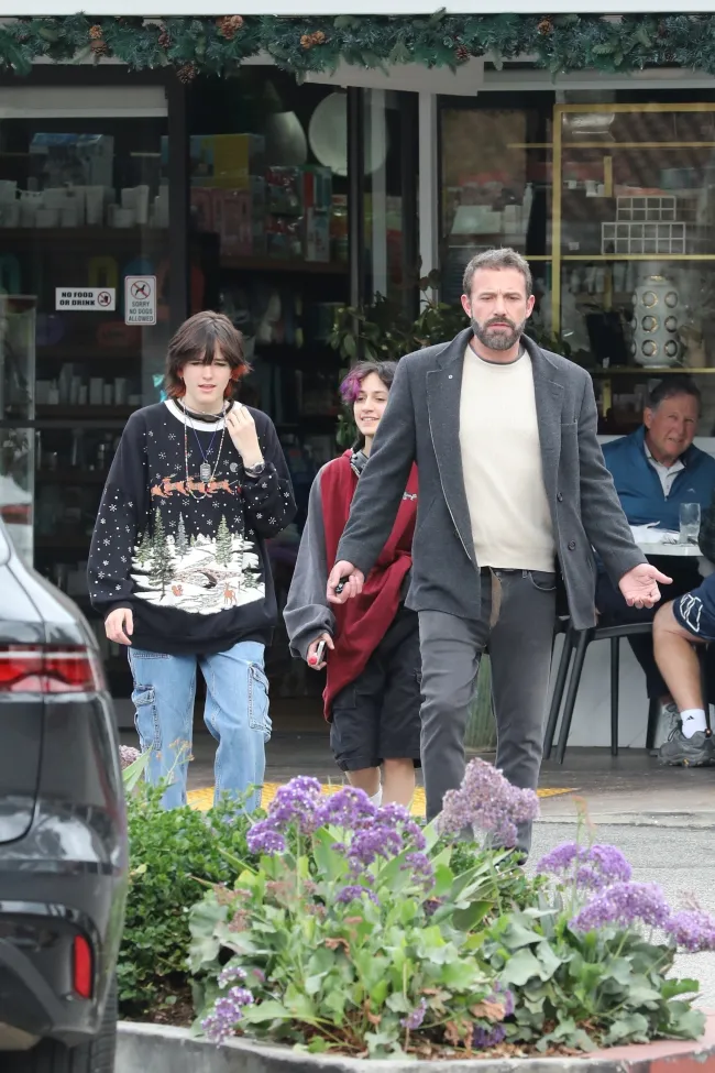 Ben Affleck fue de compras con dos de sus hijos y los de Jennifer López el lunes.