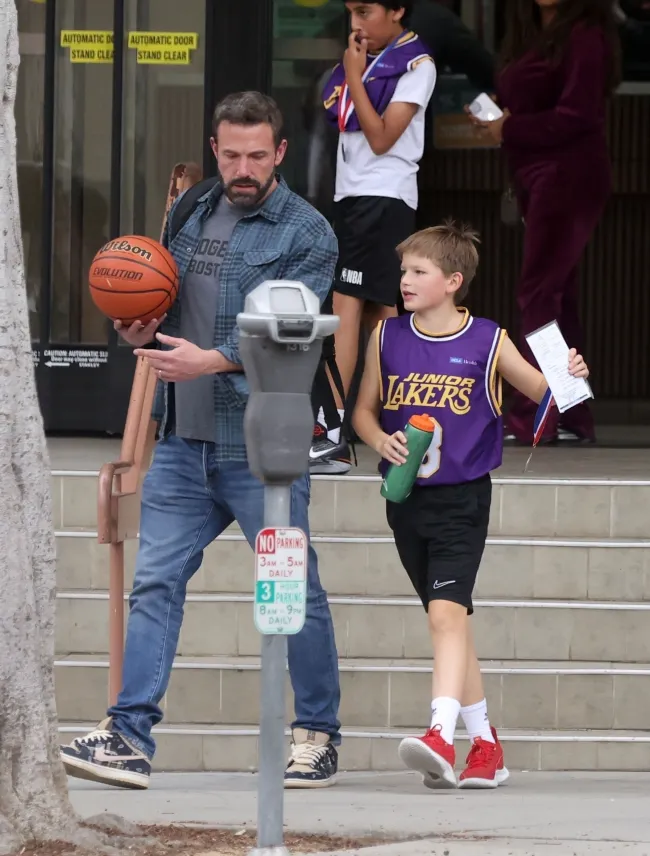 Se vio a Ben Affleck uniéndose al baloncesto con su hijo, Samuel.