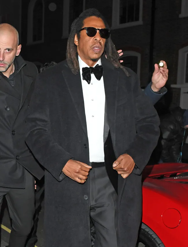 Mientras tanto, Jay-Z lucía elegante con un esmoquin negro.CH / SplashNews.com
