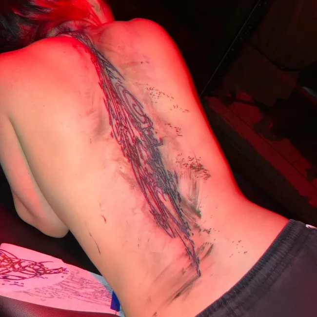 Eilish tiene varios tatuajes, incluido uno en la espalda.billieeilish/Instagram