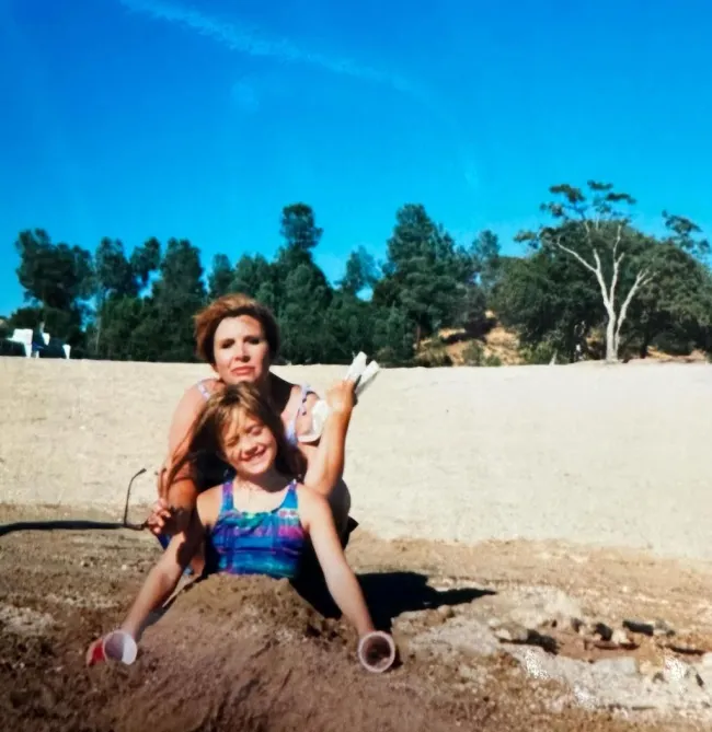 Billie Lourd y Carrie Fisher en la playa en una foto retro
