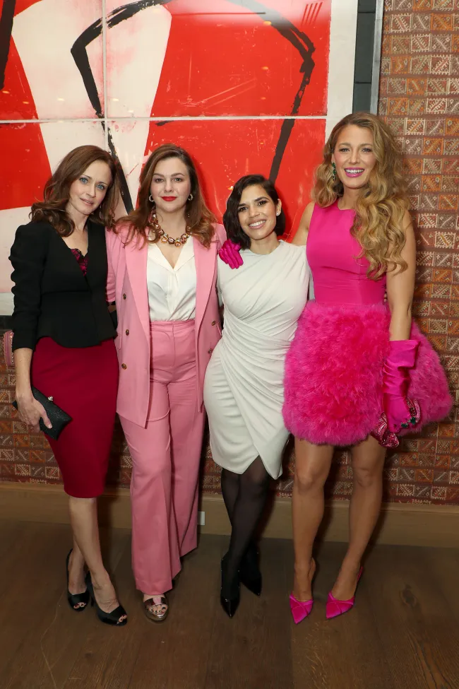 El elenco de “La Hermandad de los Pantalones Viajeros” se reunió en Nueva York cuando América Ferrera fue honrada con un premio especial el viernes por la noche.