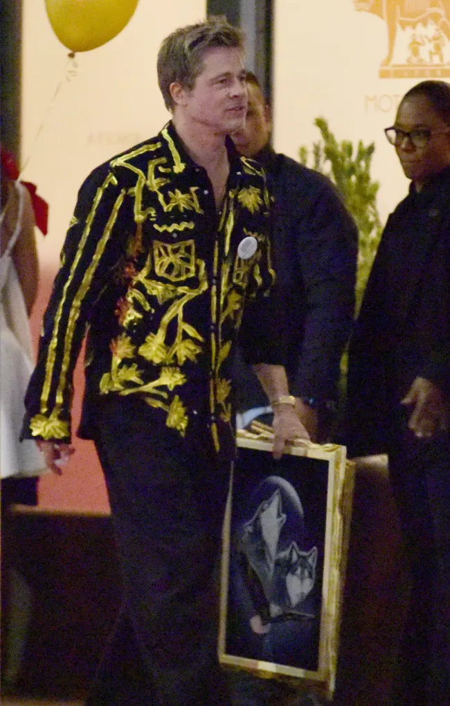 El actor lució una camisa de cachemira de 6.000 dólares pintada a mano de su marca de moda para la ocasión.TheImageDirect.com