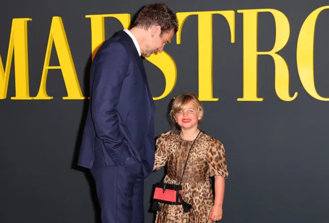 El nueve veces nominado a los Premios de la Academia y su hija, a quien comparte con su exnovia Irina Shayk, tomaron la mano de Lea en el estreno.REUTERS