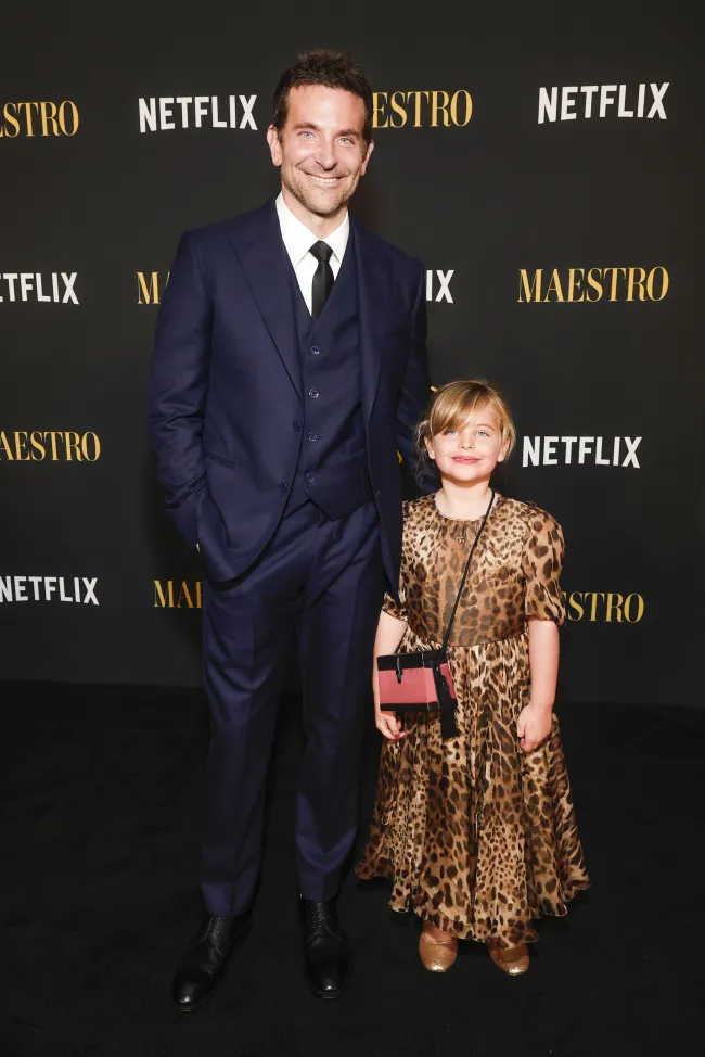 El actor estaba promocionando su película “Maestro” cuando recibió una llamada de la enfermera de la escuela de su hija Lea, según el Daily Mail.Imágenes falsas para Netflix