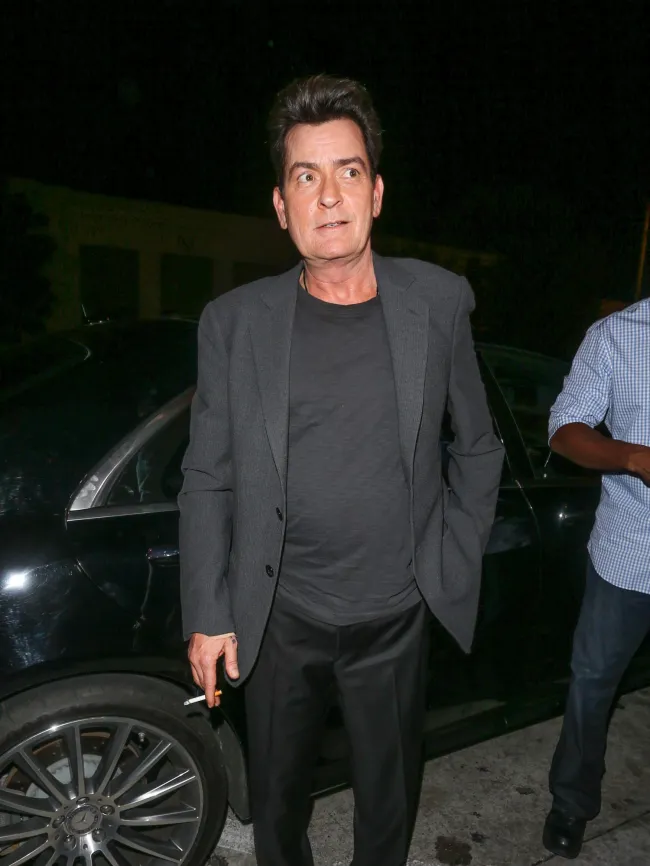 El vecino de Charlie Sheen intentó estrangularlo después de que estalló una disputa entre los dos en su casa de Los Ángeles el miércoles, según un informe.Imágenes de GC