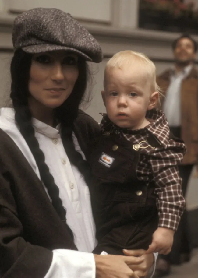 Cher y su hijo Elijah Blue Allman en 1977