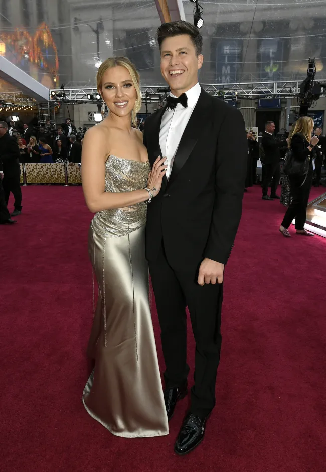 Colin Jost se vio obligado a asar a su esposa, Scarlett Johansson, en “Saturday Night Live”.