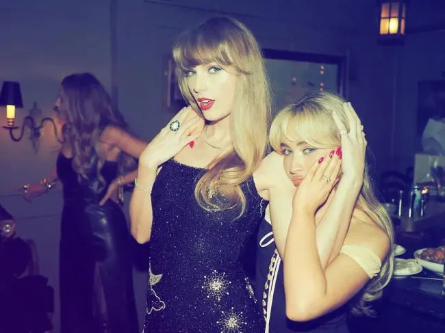 Taylor Swift mostró un nuevo y gigantesco anillo de ópalo en su fiesta de cumpleaños repleta de estrellas.