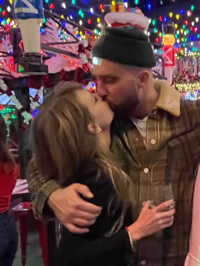 La pareja celebró la semana pasada en Kansas City en un bar emergente navideño, compartiendo un beso.andrewspruill/Instagram