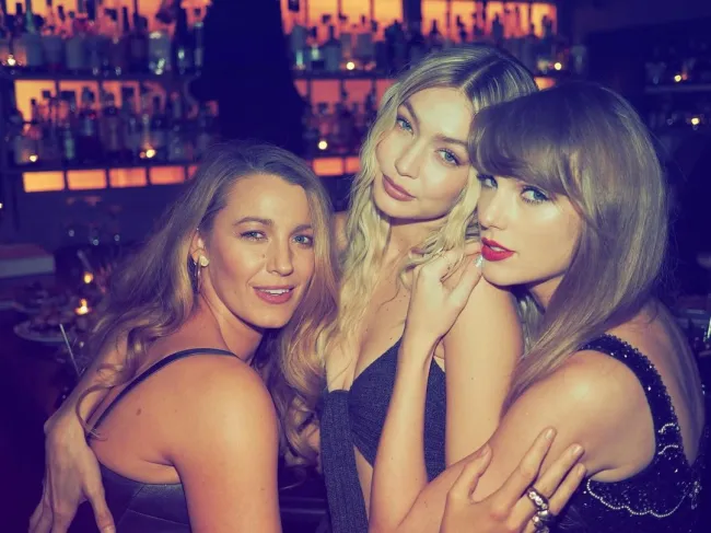 Swift abrazó a Gigi Hadid y Blake Lively.Taylor Swift/Instagram