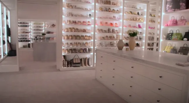 Kardashian ha decorado la mayor parte de su casa en color beige.Hulu
