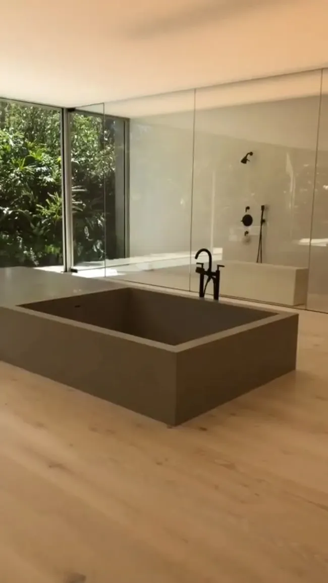 También tiene una bañera grande y angular.Instagram/@kimkardashian