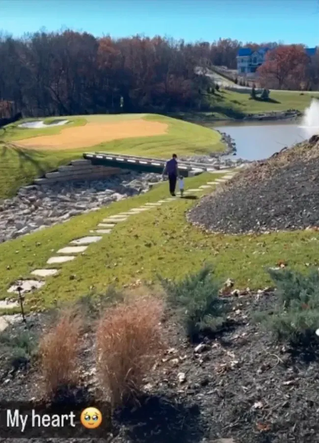 Patrick, que es un ávido golfista, instaló un hoyo de golf par 3.brittanylynne/Instagram
