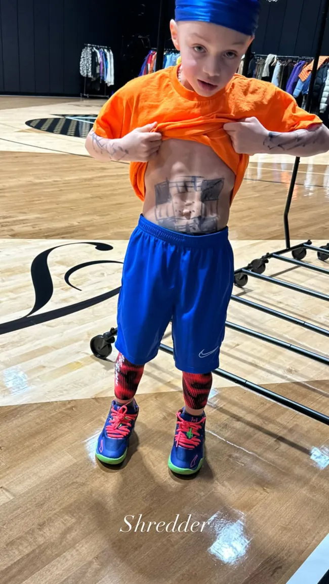 Drake compartió una foto de su hijo, Adonis, mostrando sus abdominales cubiertos de marcadores.