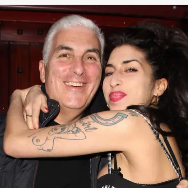 Mitch ha dicho que todavía siente la presencia de su difunta hija, incluso después de su muerte.mitchwinehouse/Instagram