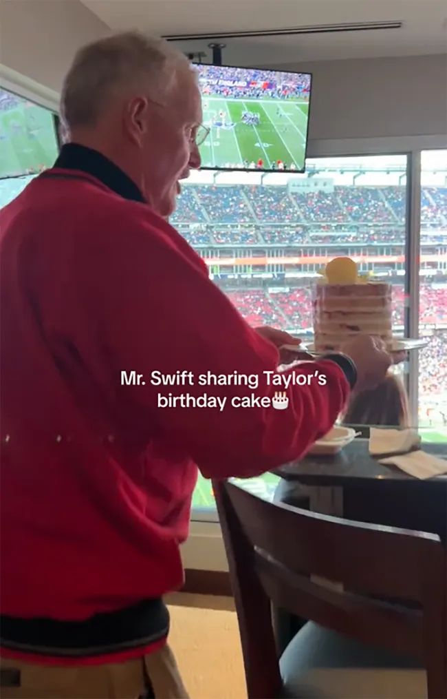 El padre de Taylor Swift, Scott Swift, fue visto compartiendo su pastel de cumpleaños con los fanáticos en una suite VIP vecina en el juego de la NFL.