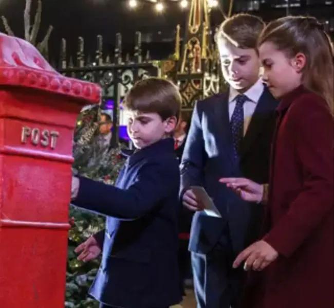 El príncipe Louis, el príncipe George y la princesa Charlotte enviando cartas.