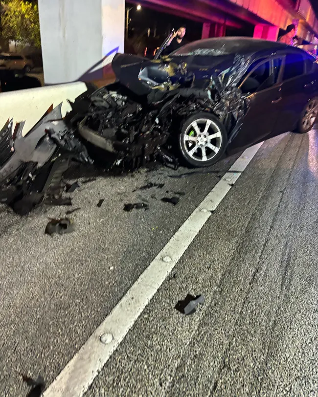 El auto negro que chocó contra 2 Chainz sufrió muchos daños en el lado del conductor delantero.Instagram/@2chainz