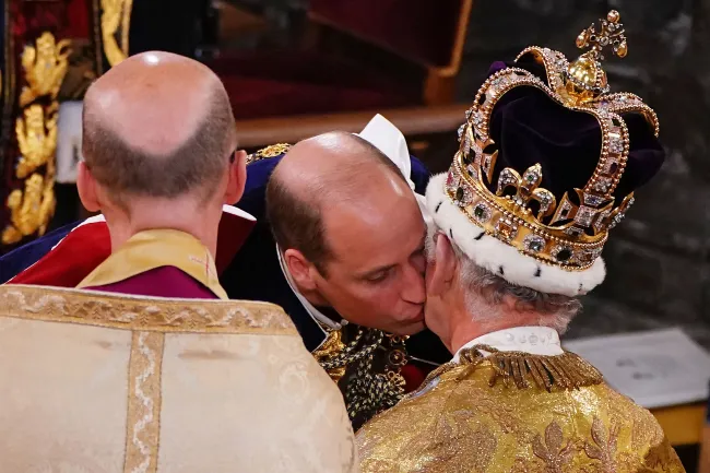 El Príncipe de Gales estaba ayudando a su papá con un broche.POOL/AFP vía Getty Images