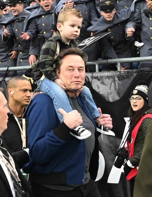 Elon Musk salió con su hijo de 3 años en medio de su actual batalla por la custodia con su ex Grimes.