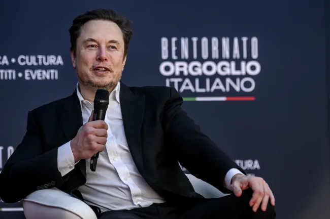 Elon Musk aparentemente se rió de la perorata de John Oliver sobre él.