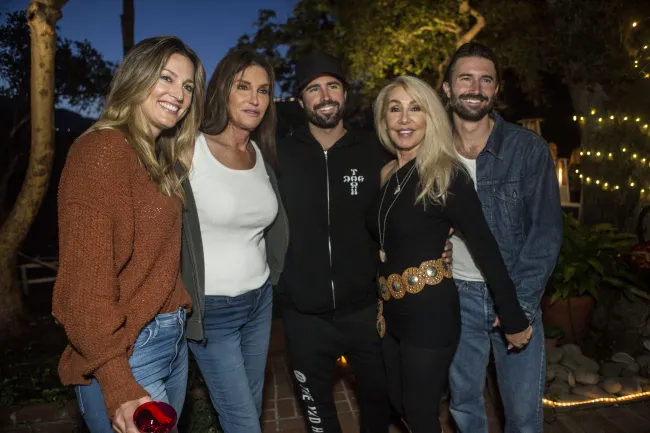 Casey (extremo izquierdo), vista aquí con Caitlyn, Linda Thompson y los hermanos Brody y Brandon Jenner, se ha mantenido fuera del centro de atención.imágenes falsas