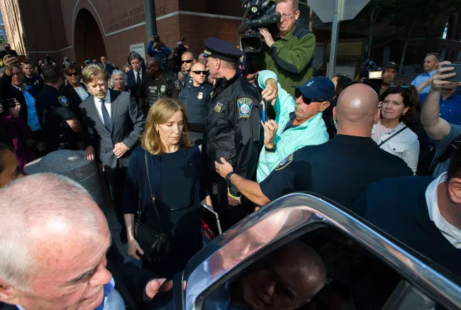 En 2019, Huffman fue arrestada por falsificar los puntajes del SAT de su hija.AFP vía Getty Images