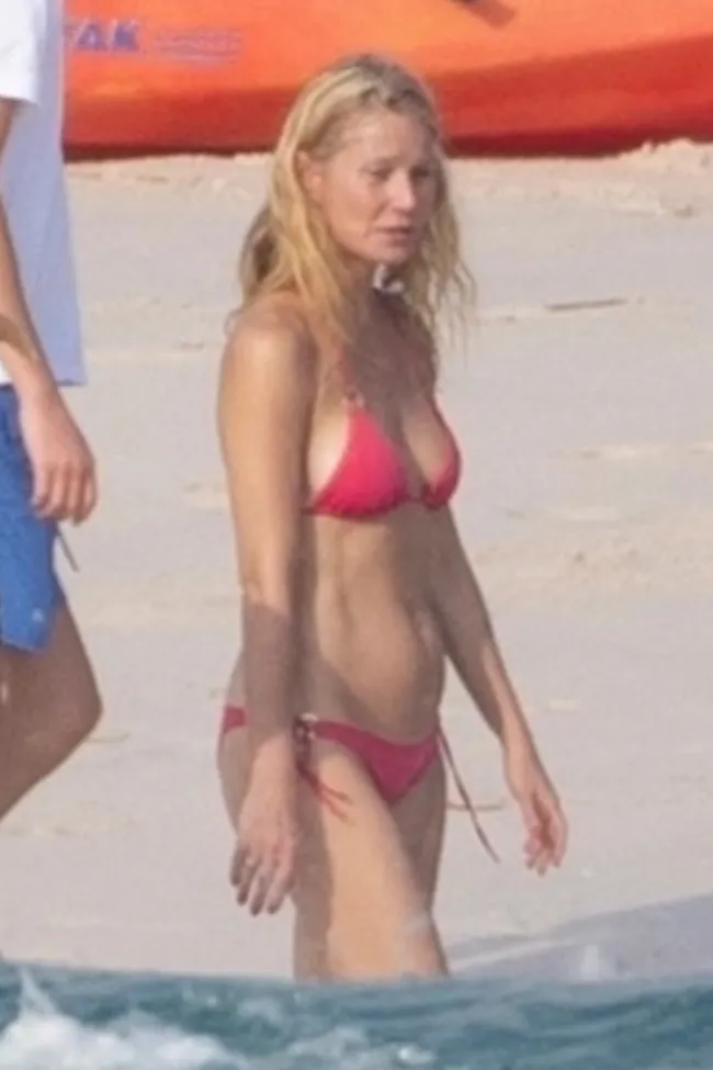 Gwyneth Paltrow hizo alarde de sus abdominales mientras estaba de vacaciones con su esposo, Brad Falchuk, y sus hijos.DOBLADILLO / REJILLA DE FONDO