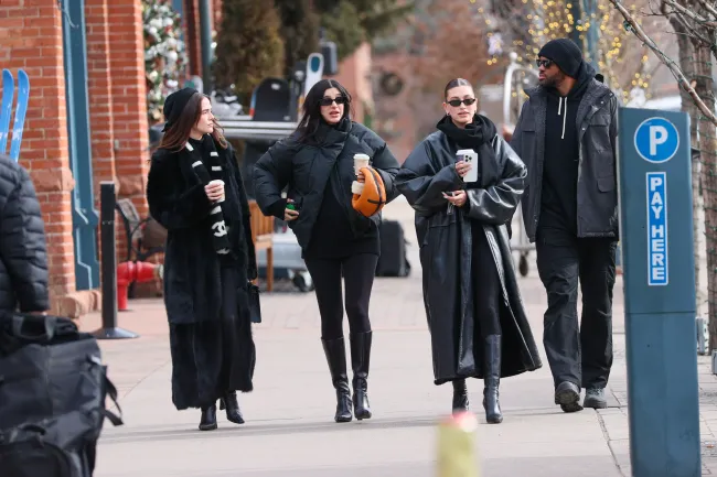 La modelo usó un abrigo largo de cuero negro mientras estuvo en Aspen durante el fin de semana.SplashNews.com