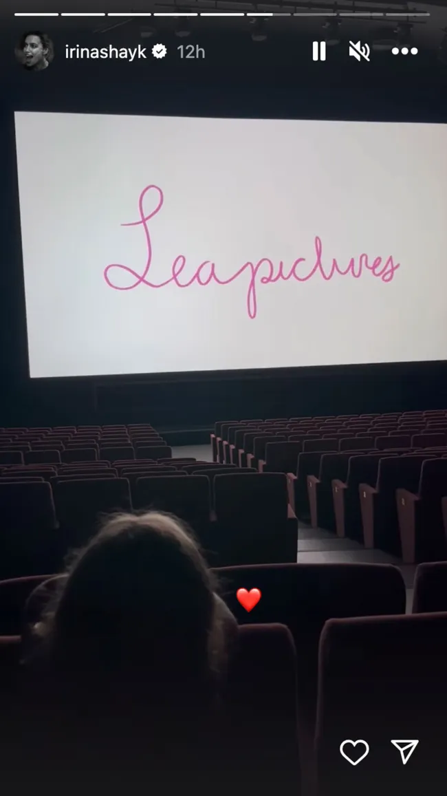 Shayk también compartió una foto de Lea sentada en una sala de cine.