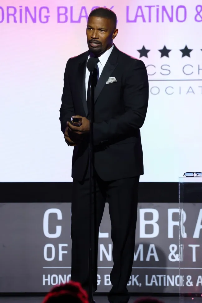 Jamie Foxx se sintió abrumado por la emoción en los premios Critics Choice Association Awards que celebraban el cine y la televisión el lunes por la noche.Getty Images para la Asociación de Elección de Críticos
