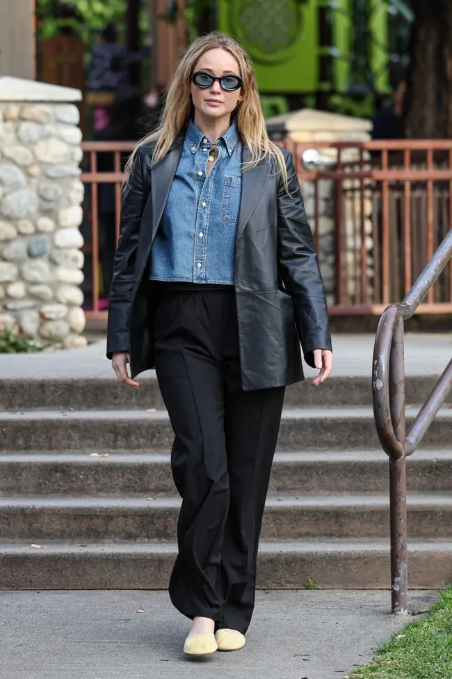 La actriz Jennifer Lawrence fue vista disfrutando de un momento a solas en Coldwater Park en Beverly Hills, luciendo elegante y sin esfuerzo con una chaqueta de cuero negra, una camisa de mezclilla azul, pantalones negros y zapatos planos beige.