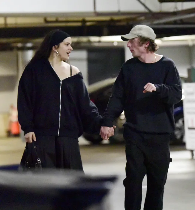 Jeremy Allen White y Rosalía se tomaron de la mano en una cita nocturna en Los Ángeles el 30 de noviembre.