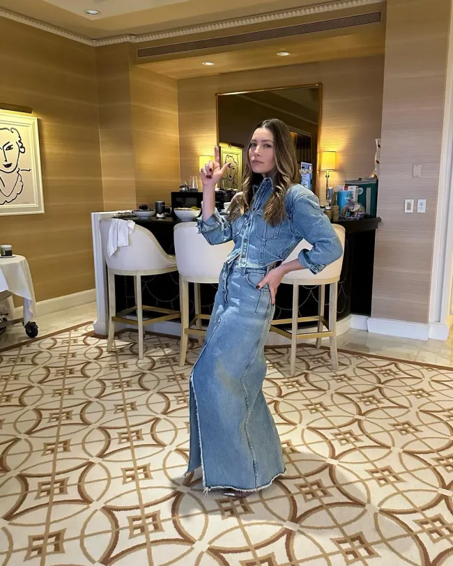 Jessica Biel trajo el esmoquin canadiense de 2001 de su marido mientras asistía recientemente a un rodeo en Las Vegas.jessicabiel/Instagram