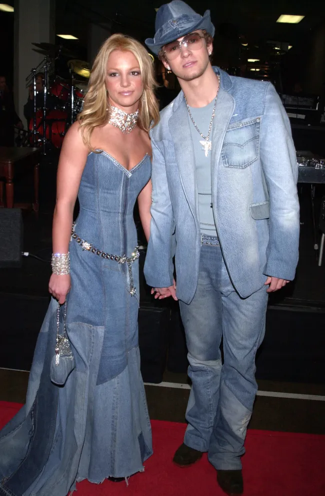 Spears y Timberlake lucieron looks coordinados totalmente de mezclilla en 2001.Corbis a través de Getty Images