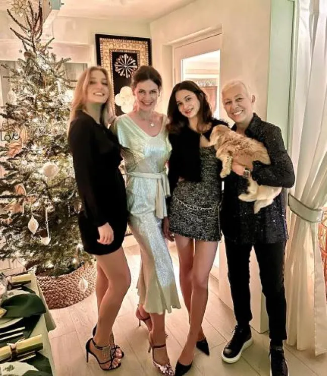 Julia Lemigova posando con su esposa Martina Navratilova y sus dos hijas