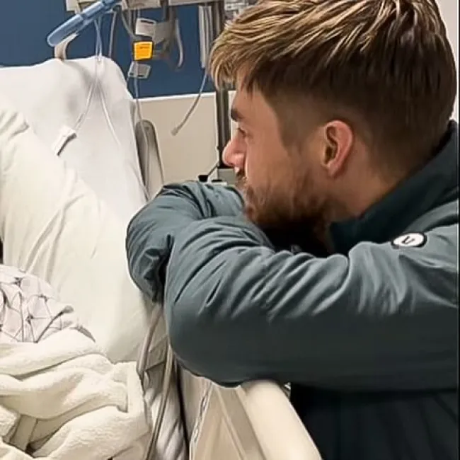 Derek compartió una foto de él mismo junto a la cama de hospital de su esposa después de su segunda cirugía.Instagram/@derekhough