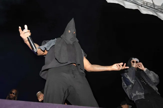 También apareció en el escenario de Miami en Art Basel con una capucha parecida a la del Klu Klux Klan.FONDO