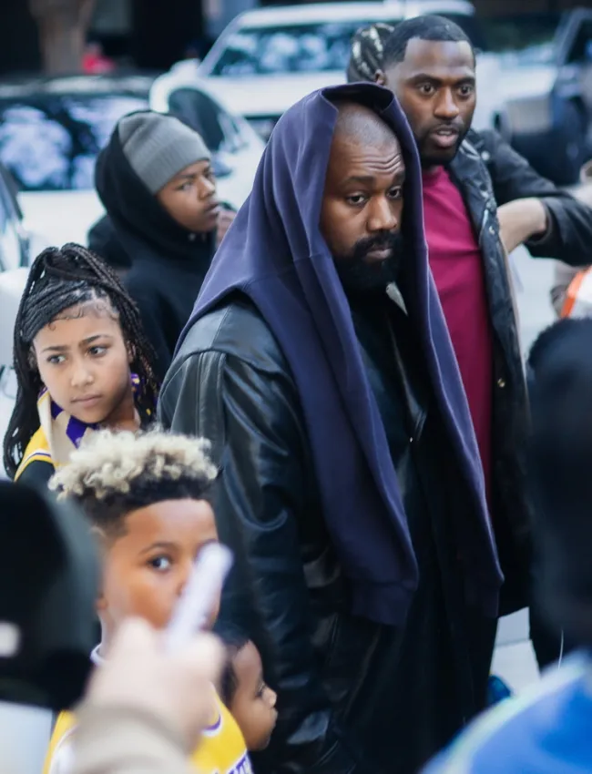 Kanye West, North West y Saint West caminando entre una multitud