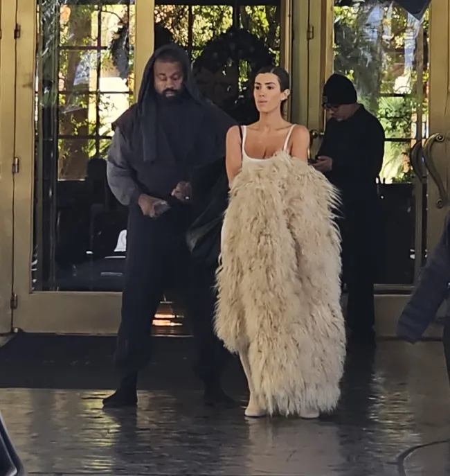 Kanye West y su esposa, Bianca Censori, fueron vistos saliendo de su hotel de Las Vegas horas después de que él lanzara una diatriba antisemita.