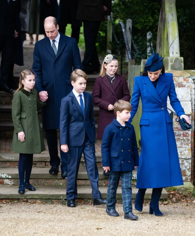 El príncipe William, Kate Middleton y sus hijos afuera de los servicios religiosos el día de Navidad.