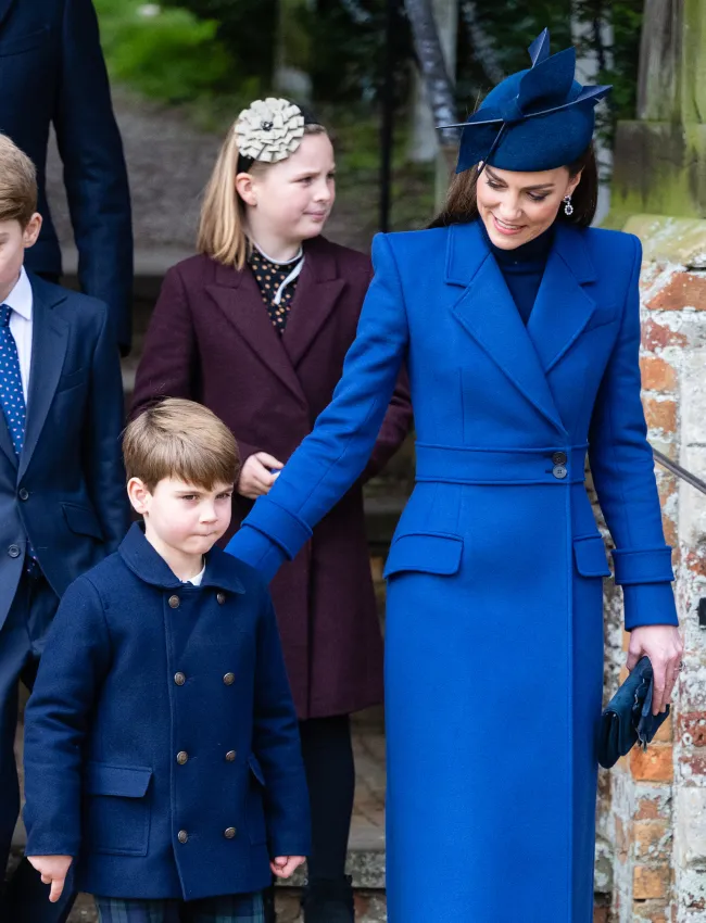 Kate Middleton y el príncipe Louis el día de Navidad fuera de la iglesia.